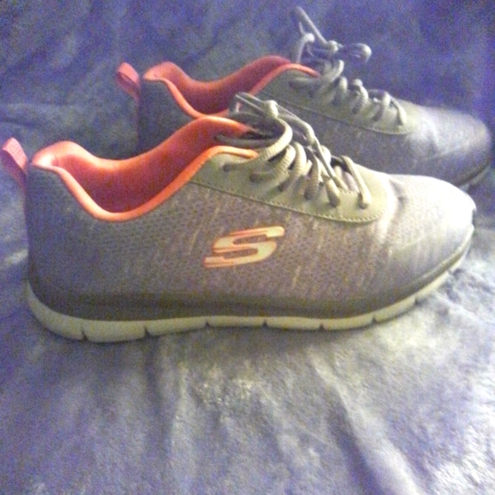 Sketchers size 8.5 pink and gray